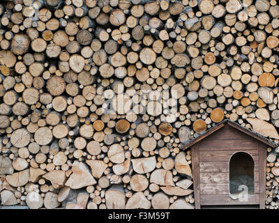 Pile de bois avec chenil, Italie Banque D'Images