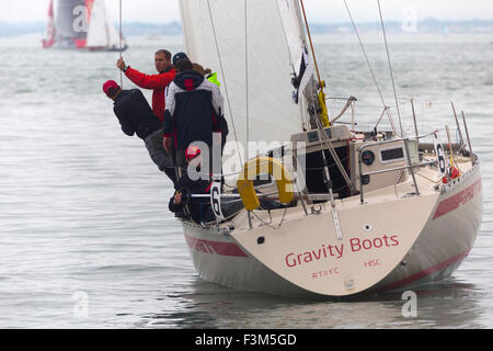 Location échoue sur les rochers Yacht Racing, animations côté rive, bandes, Yacht Club scènes, 2015, la semaine de Cowes, île de Wight, Angleterre, Royaume-Uni, Banque D'Images