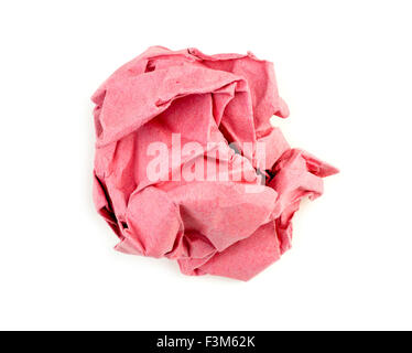 Boule de papier froissé sur du papier rose rouge Banque D'Images