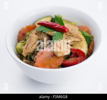 Le plat traditionnel thaïlandais avec un mélange de légumes de saison et de poulet épicé, poivre et un de persil comme garniture dans un bol blanc un Banque D'Images