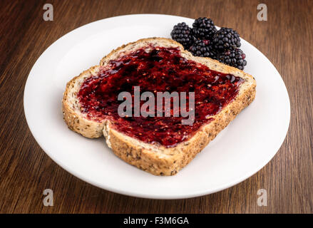 Les Blackberry avec blackberry jam sur une rôtie de blé entier Banque D'Images