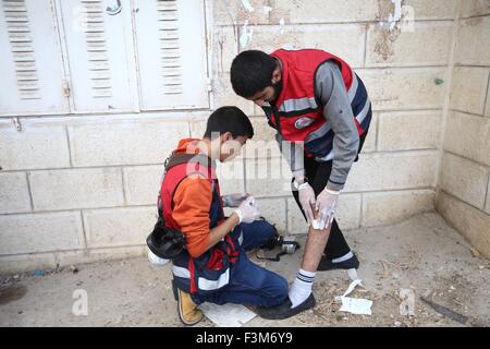 (151009) -- RAMALLAH, 9 octobre 2015 (Xinhua) -- un Palestinien medic traite un autre au cours d'affrontements avec des soldats israéliens à Beit El, à la périphérie de la ville de Ramallah, en Cisjordanie, le 9 octobre 2015. Les médecins ont signalé que 6 manifestants blessés par balles réelles, d'autres avec 20 balles en caoutchouc. (Xinhua/Fadi Arouri) (l'azp) Banque D'Images