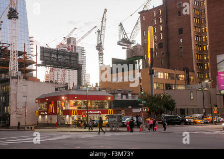 Le restaurant McDonald's de la 10e Avenue à New York le lundi, Octobre 5, 2015. Le site de la restauration rapide a été acquis par le COS, pour un montant non communiqué et le McDonald's, qui a été depuis des décennies, va fermer. 65 employés seront mis à pied d'ici la fin de l'année. Le site deviendra un autre gratte-ciel dans la mega-Hudson Yards projet. (© Richard B. Levine) Banque D'Images