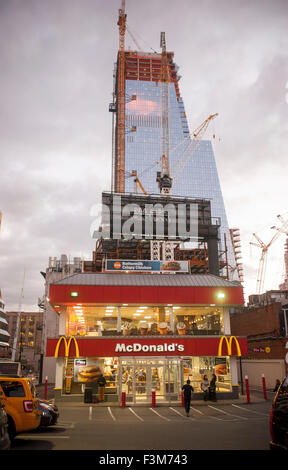 Le restaurant McDonald's de la 10e Avenue à New York le lundi, Octobre 5, 2015. Le site de la restauration rapide a été acquis par le COS, pour un montant non communiqué et le McDonald's, qui a été depuis des décennies, va fermer. 65 employés seront mis à pied d'ici la fin de l'année. Le site deviendra un autre gratte-ciel dans la mega-Hudson Yards projet. (© Richard B. Levine) Banque D'Images