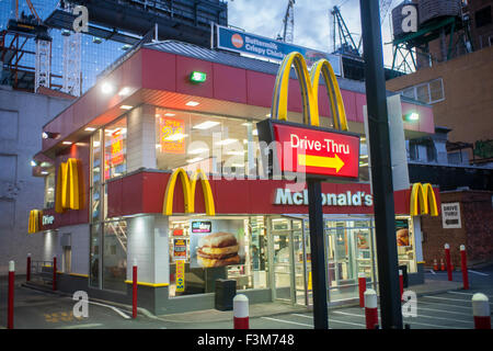 Le restaurant McDonald's de la 10e Avenue à New York le lundi, Octobre 5, 2015. Le site de la restauration rapide a été acquis par le COS, pour un montant non communiqué et le McDonald's, qui a été depuis des décennies, va fermer. 65 employés seront mis à pied d'ici la fin de l'année. Le site deviendra un autre gratte-ciel dans la mega-Hudson Yards projet. (© Richard B. Levine) Banque D'Images