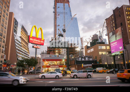 Le restaurant McDonald's de la 10e Avenue à New York le lundi, Octobre 5, 2015. Le site de la restauration rapide a été acquis par le COS, pour un montant non communiqué et le McDonald's, qui a été depuis des décennies, va fermer. 65 employés seront mis à pied d'ici la fin de l'année. Le site deviendra un autre gratte-ciel dans la mega-Hudson Yards projet. (© Richard B. Levine) Banque D'Images