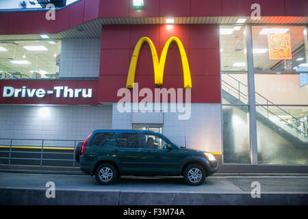 Le restaurant McDonald's de la 10e Avenue à New York le lundi, Octobre 5, 2015. Le site de la restauration rapide a été acquis par le COS, pour un montant non communiqué et le McDonald's, qui a été depuis des décennies, va fermer. 65 employés seront mis à pied d'ici la fin de l'année. Le site deviendra un autre gratte-ciel dans la mega-Hudson Yards projet. (© Richard B. Levine) Banque D'Images