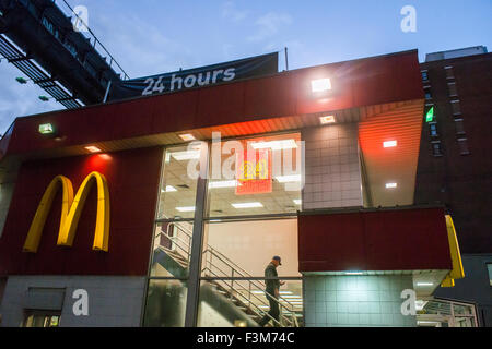 Le restaurant McDonald's de la 10e Avenue à New York le lundi, Octobre 5, 2015. Le site de la restauration rapide a été acquis par le COS, pour un montant non communiqué et le McDonald's, qui a été depuis des décennies, va fermer. 65 employés seront mis à pied d'ici la fin de l'année. Le site deviendra un autre gratte-ciel dans la mega-Hudson Yards projet. (© Richard B. Levine) Banque D'Images