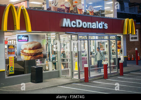 Le restaurant McDonald's de la 10e Avenue à New York le lundi, Octobre 5, 2015. Le site de la restauration rapide a été acquis par le COS, pour un montant non communiqué et le McDonald's, qui a été depuis des décennies, va fermer. 65 employés seront mis à pied d'ici la fin de l'année. Le site deviendra un autre gratte-ciel dans la mega-Hudson Yards projet. (© Richard B. Levine) Banque D'Images