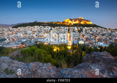 Vue de la colline Lycabettus dans le centre d'Athènes à partir de Strefi Hill. Banque D'Images