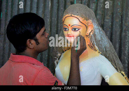 L'artiste est occupé à décorer les yeux de l'argile, idole de la Déesse Durga Puja Durga pour le prochain festival à Dhaka, Bangladesh. Le 9 octobre 2015 les gens du Bangladesh ont été vus les préparatifs de la fête de Durga Puja à Dhaka. La fête hindoue, qui célèbre la déesse Durga Puja, est célébré chaque année dans différentes parties du Bangladesh ainsi que les états indiens. Banque D'Images