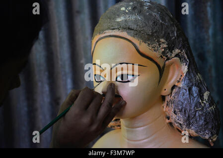 L'artiste est occupé à décorer les yeux de l'argile, idole de la Déesse Durga Puja Durga pour le prochain festival à Dhaka, Bangladesh. Le 9 octobre 2015 les gens du Bangladesh ont été vus les préparatifs de la fête de Durga Puja à Dhaka. La fête hindoue, qui célèbre la déesse Durga Puja, est célébré chaque année dans différentes parties du Bangladesh ainsi que les états indiens. Banque D'Images