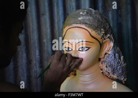 L'artiste est occupé à décorer les yeux de l'argile, idole de la Déesse Durga Puja Durga pour le prochain festival à Dhaka, Bangladesh. Le 9 octobre 2015 les gens du Bangladesh ont été vus les préparatifs de la fête de Durga Puja à Dhaka. La fête hindoue, qui célèbre la déesse Durga Puja, est célébré chaque année dans différentes parties du Bangladesh ainsi que les états indiens. Banque D'Images