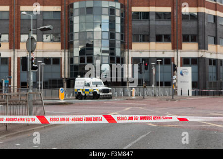 Divis Street, Belfast, Royaume-Uni. 09 octobre. 2015. Alerte de sécurité à Belfast Metropolitan College séance d'information recrutement PSNI forces d'être annulé Crédit : Bonzo/Alamy Live News Banque D'Images