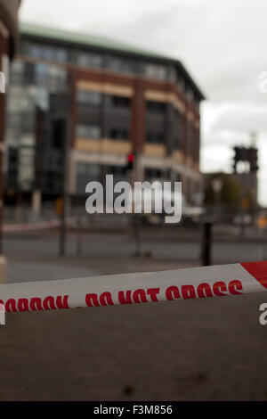 Divis Street, Belfast, Royaume-Uni. 09 octobre. 2015. Alerte de sécurité à Belfast Metropolitan College séance d'information recrutement PSNI forces d'être annulé Crédit : Bonzo/Alamy Live News Banque D'Images
