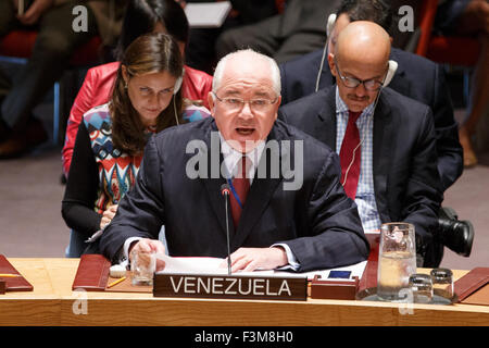 (151009) -- NEW YORK, 9 octobre 2015 (Xinhua) -- Rafael Ramirez, l'ambassadeur auprès de l'Organisation des Nations Unies, parle après s'est abstenue lors du vote au Conseil de sécurité de l'ONU sur une résolution visant à perturber le trafic de personnes et le trafic illicite de migrants en haute mer au large de la côte de la Libye au siège des Nations Unies à New York, États-Unis, le 9 octobre 2015. Le Conseil de sécurité des Nations Unies le vendredi a adopté une résolution visant à perturber le trafic de personnes et le trafic illicite de migrants en haute mer au large de la Libye. (Xinhua/Muzi Li) Banque D'Images