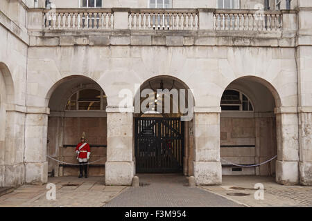 Un soldat en uniforme de garde à Horse Guards Parade, Londres Banque D'Images