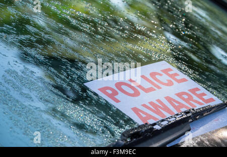 Conscient de la police inscription sur le pare-brise d'une voiture abandonnée Banque D'Images