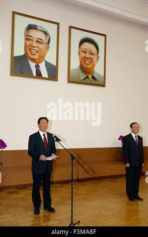 (151009) -- BEIJING, 9 octobre 2015 (Xinhua) -- Le Vice-président chinois Li Yuanchao (L) participe à une activité de célébration pour marquer le 70e anniversaire de la fondation du Parti du Travail de Corée (PTC) à la République populaire démocratique de Corée (RPDC) Ambassade de France en Chine, à Beijing, capitale de Chine, le 9 octobre 2015. (Xinhua/Ma Zhancheng)(mcg) Banque D'Images