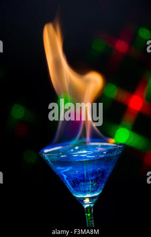 Fire sort du lagon bleu/verre close-up sur fond noir et effets laser Banque D'Images