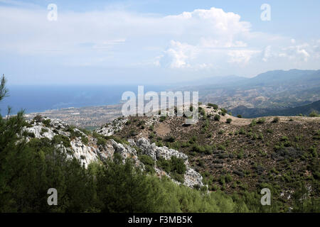 Vue de Besparmak paysage de montagne montagnes de marche destination touristique en automne highabove Kyrenia ville et côte dans le nord de Chypre KATHY DEWITT Banque D'Images