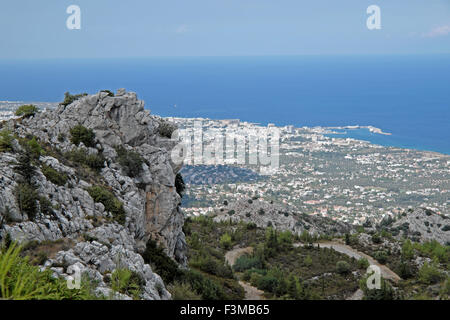 Regardant vers le bas sur la ville côtière de Kyrenia à partir d'un éperon rocheux élevé vue dans le paysage de montagnes Besparmak, dans le nord de Chypre KATHY DEWITT Banque D'Images