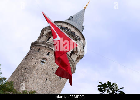 Drapeau du croissant turc rouge en face de la tour de Galata à Istanbul en Turquie. Banque D'Images