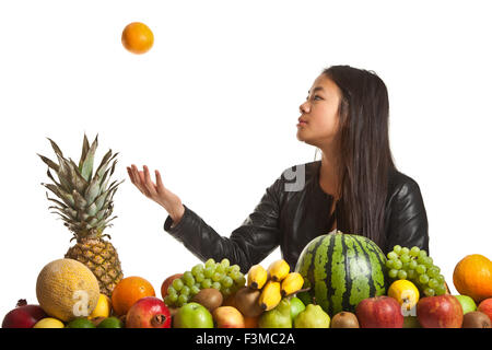 De nombreux fruits empilés et cute girl Banque D'Images