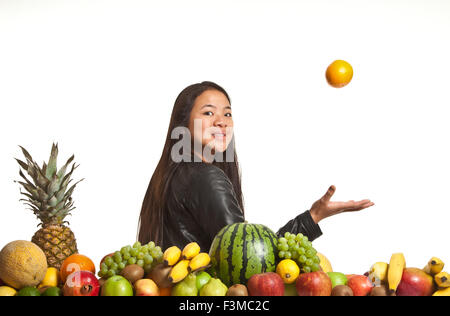 De nombreux fruits empilés et cute girl Banque D'Images