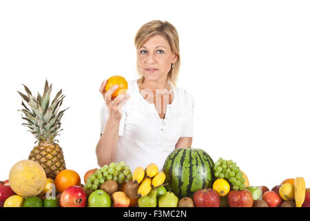 De nombreux fruits empilés et cute woman Banque D'Images