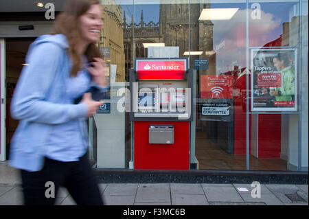 Un Santander cash machine ou ATM en ville acountry high street avec les clients sont occupés par la hâte. Un UK L'argent comptant banque finance Banque D'Images