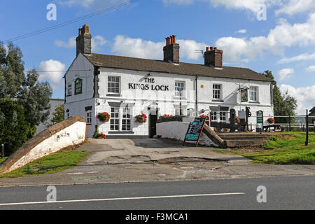 Le King's Pub de blocage sur le Trent et Mersey Canal à Middlewich Cheshire England UK Banque D'Images