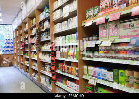 Intérieur du magasin de soins de santé vendant des thés spécialisés. Étagères vitamines et suppléments, Southport, Royaume-Uni Banque D'Images