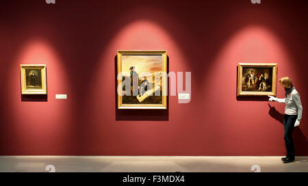 Leipzig, Allemagne. 9 octobre, 2015. Le personnel des musées vérifier une peinture 'Tasso im Irrenhaus' (R) par Eugene Delacroix dans le Museum der bildenen Kuenste à Leipzig, Allemagne, 9 octobre 2015. L'exposition 'Eugene Delacroix et Paul Delaroche. L'histoire comme Sensation" présente le travail de deux peintres français du xixe siècle à partir du 11 octobre 2015 au 17 janvier 2016. Photo : JAN WOITAS/dpa/Alamy Live News Banque D'Images