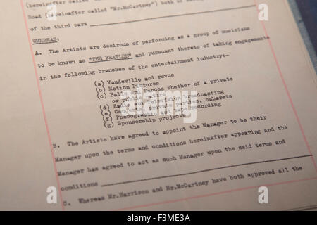 Londres, Royaume-Uni. 24/09/2015. Vue de détail du contrat qui a lancé les Beatles, contraignant ainsi les musiciens avec manager Brian Epstein, est. Eur 300000-500000. Appuyez sur aperçu d'une exposition de plus de 650 œuvres de Sotheby's future rock & pop (29 septembre), des estampes et multiples (29 septembre) et a fait en Grande-Bretagne (30 septembre). Banque D'Images
