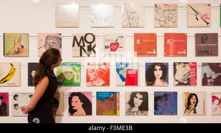 Londres, Royaume-Uni. 24/09/2015. Pochettes de disques réalisées par Andy Warhol pour la vente Rock et Pop. Appuyez sur aperçu d'une exposition de plus de 650 œuvres de Sotheby's future rock & pop (29 septembre), des estampes et multiples (29 septembre) et a fait en Grande-Bretagne (30 septembre). Banque D'Images