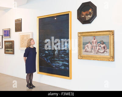 Un galeriste se trouve à côté de la peinture 'figure dans la mer', vers 1957 par Francis Bacon et 'Baigneur et baigneuses' 1920-1921 par Pablo Picasso. La Grande Bleue, sur l'affichage à l'Ordovas dans Savile Row du 25 septembre au 12 décembre 2015, est une exposition d'œuvre inspirée par la mer qui porte sur près de deux millénaires. Banque D'Images