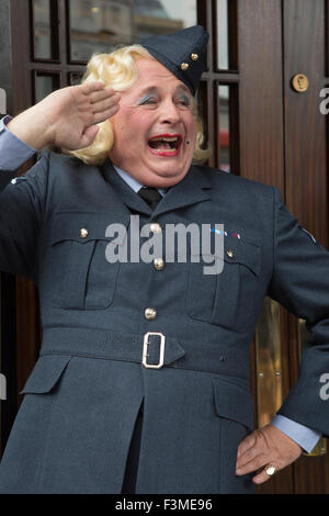 Photocall avec Christopher Biggins vêtue comme une femme officier de la RAF le lancement de l'Annual West End Heroes concert de gala au Théâtre du Dominon le dimanche, 4 octobre 2015. Christopher Biggins sera l'hôte de cet événement qui réunit des fonds pour l'aide aux héros de la charité. Banque D'Images