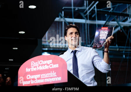 Toronto, Canada. 09Th Oct, 2015. Justin Trudeau, chef du parti libéral canadien révélant le vrai changement carnets de campagne d'un nouveau plan pour une classe moyenne forte et annonçant 5 % réduction d'impôt pour la classe moyenne et 1 % augmentation des impôts pour les riches, lorsqu'il a fait un arret de campagne à Toronto Don Valley West Riding avec candidat local Rob Oliphant, le 9 octobre 2015 Crédit : CharlineXia/Alamy Live News Banque D'Images