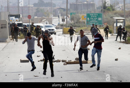 Naplouse, Cisjordanie, territoire palestinien. 9 octobre, 2015. Les forces de sécurité israéliennes ont exécuté une fois que les manifestants palestiniens au cours d'affrontements à l'Howara contrôle près de la ville cisjordanienne de Naplouse, le 9 octobre 2015. Tension et de protestations ont augmenté après un israélien le 09 octobre poignardé quatre Palestiniens dans le sud d'Israël, dans ce qui est considéré comme une attaque de vengeance, ont dit. Le 08 octobre plusieurs incidents violents s'est produit, y compris à l'arme blanche qui a fait huit blessés israéliens, un Palestinien a été tué à Jérusalem-Est dans des affrontements avec l'armée tandis qu'au moins six ont été blessés en Cisjordanie (C Banque D'Images