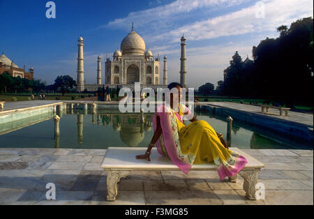 Agra, Uttar Pradesh. Taj Mahal dans la rivière Yamuna, Agra, Inde Le Taj Mahal est un mausolée situé à Agra, en Inde, construit par l'empereur Moghol Shah Jahan en mémoire de son épouse favorite, Mumtaz Mahal. Le Taj Mahal est considéré comme le plus bel exemple de l'architecture de Mughal, un style qui combine des éléments du persan, ottomane, indienne, et styles architecturaux islamiques. En 1983, le Taj Mahal est devenu Site du patrimoine mondial de l'UNESCO et a été cité comme "le joyau de l'art musulman en Inde et l'un des chefs-d'œuvre universellement admirés du patrimoine dans le monde." Banque D'Images