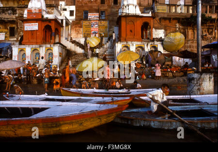 La vie sur les marches de l'Dasawamedh Ghats de Varanasi au matin. L'Uttar Pradesh, Inde. Dasaswamedh Ghat est l'un des plus l'impo Banque D'Images