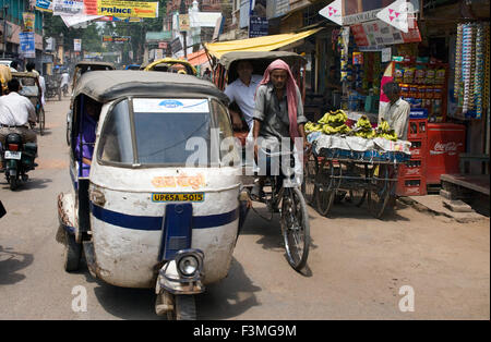 Trafic, Vieille Ville, Varanasi, Uttar Pradesh, Inde, Asie. Varanasi, Uttar Pradesh, Inde. Varanasi est la ville la plus chaotique je hav Banque D'Images