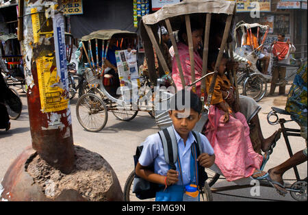 Trafic, Vieille Ville, Varanasi, Uttar Pradesh, Inde, Asie. Varanasi, Uttar Pradesh, Inde. Varanasi est la ville la plus chaotique je hav Banque D'Images