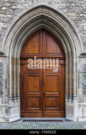 Style porte sur une petite église dans les rues de la vieille ville de Genève Banque D'Images