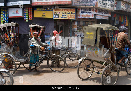 Trafic, Vieille Ville, Varanasi, Uttar Pradesh, Inde, Asie. Varanasi, Uttar Pradesh, Inde. Varanasi est la ville la plus chaotique je hav Banque D'Images