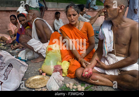 Les gens priant sous l'arbre de la bodhi où le Bouddha atteint l'illumination, Temple de la Mahabodhi à Bodhgaya, Bihar, Inde, Bodhgaya Banque D'Images