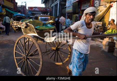 Kolkata, Bengale occidental, Inde. Cinq ans après l'interdiction, Kolkata pousse-pousse encore à être réhabilité. KOLKATA : Cinq ans après le gouvernement du Bengale occidental a annoncé sa décision d'éliminer progressivement les rickshaws tirées à la main dans les rues de la ville, le pousse-pousse attendent toujours la réhabilitation qui avait été promis alors même qu'ils continuent de faire l'objet de harcèlement de la part des autorités. Le 15 août 2005 Premier ministre Buddhadeb Bhattacharjee avait annoncé la décision de son gouvernement de prendre le pousse-pousse dans les rues comme c'était une pratique "inhumain". Banque D'Images