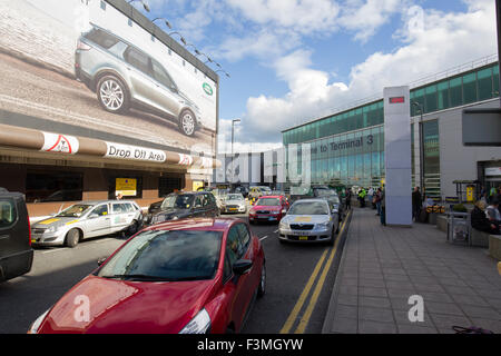 L'aéroport international de Manchester drop off & arrivants Bienvenue à la borne 3 Banque D'Images