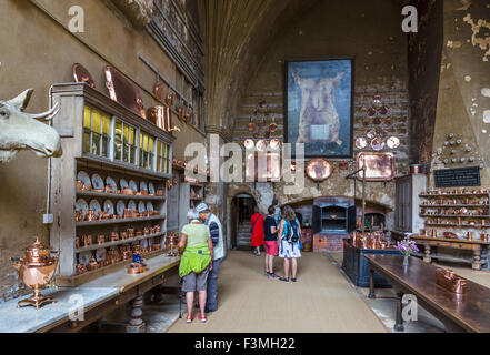 Les visiteurs dans la cuisine à Burghley House, près de Stamford, Lincolnshire, Angleterre, RU Banque D'Images